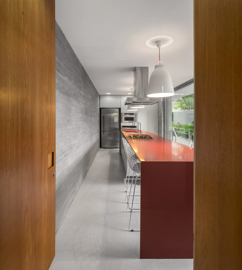 Diseño de cocina lineal contemporánea extra grande cerrada con una isla y suelo gris