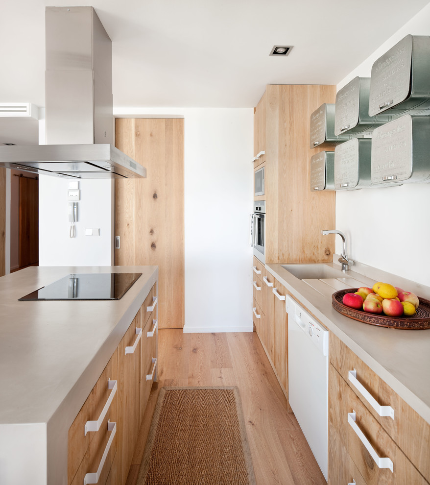 Esempio di un cucina con isola centrale stile marinaro con lavello integrato, ante lisce, ante in legno chiaro, parquet chiaro e pavimento beige