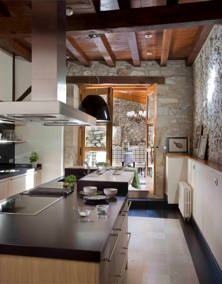 Inspiration för ett avskilt, mellanstort rustikt svart linjärt svart kök, med släta luckor och en köksö