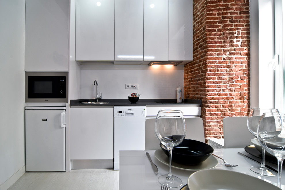 Foto de cocina comedor lineal urbana pequeña sin isla con armarios con paneles lisos, puertas de armario blancas y salpicadero blanco