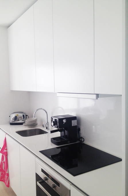 Foto på ett litet minimalistiskt linjärt kök och matrum
