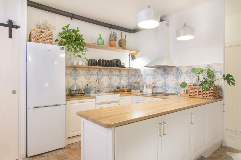 Immagine di una cucina scandinava di medie dimensioni con ante con bugna sagomata, ante bianche, top in legno, paraspruzzi multicolore, paraspruzzi con piastrelle in ceramica, elettrodomestici bianchi e penisola