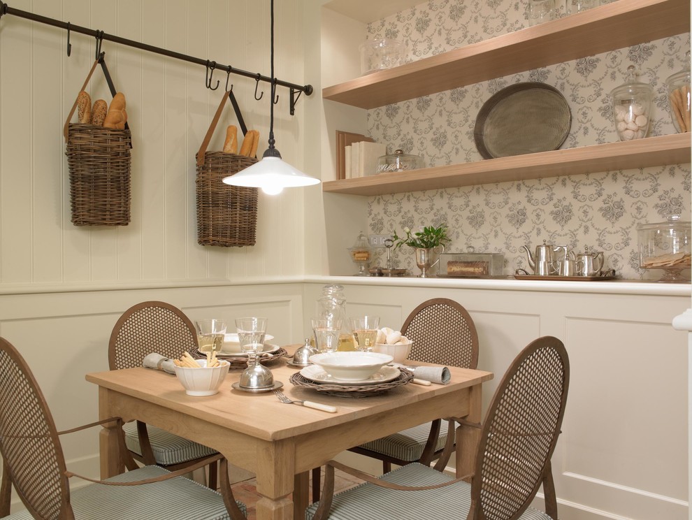 Foto di una cucina minimalista di medie dimensioni con ante bianche, top in marmo, paraspruzzi bianco, paraspruzzi in lastra di pietra e pavimento in terracotta