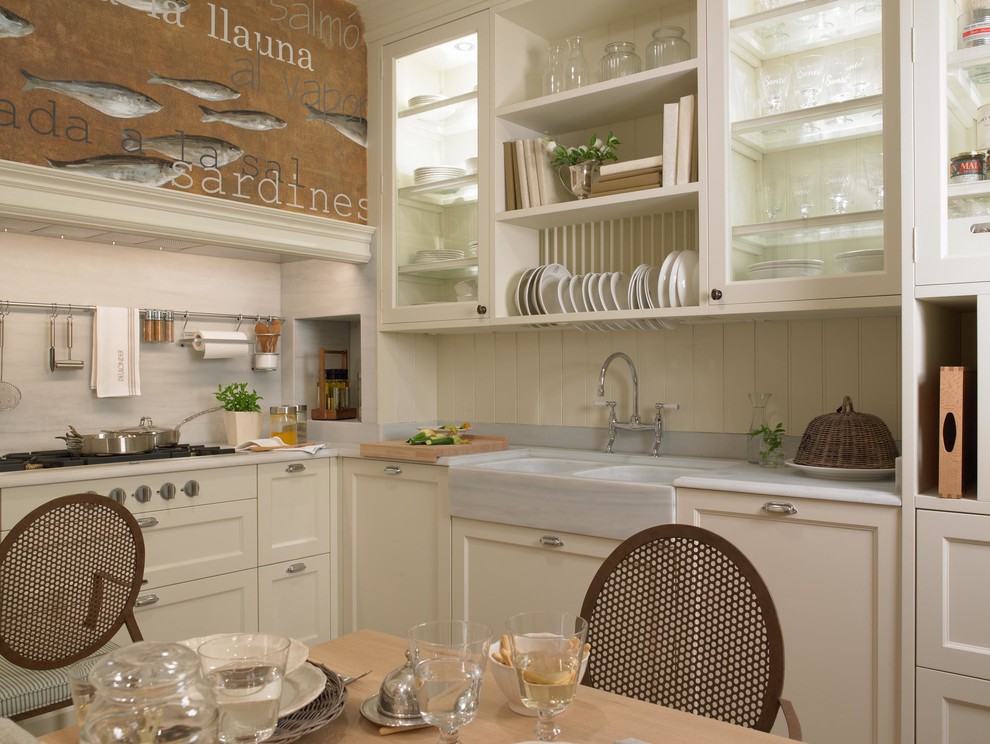 Esempio di una cucina shabby-chic style di medie dimensioni con lavello a doppia vasca, ante bianche, top in marmo, paraspruzzi bianco, paraspruzzi in lastra di pietra e pavimento in terracotta