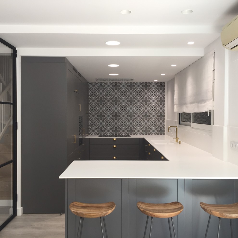Klassische Küche in U-Form mit integriertem Waschbecken, Schrankfronten im Shaker-Stil, grauen Schränken, Küchenrückwand in Weiß, Halbinsel und weißer Arbeitsplatte in Sonstige