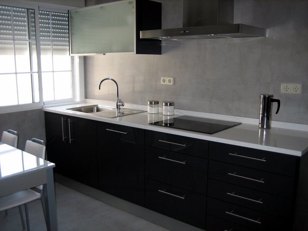 Reforma cocina, formica gris antracita lato brillo Modern Kitchen