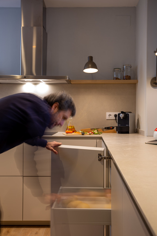 Immagine di una grande cucina contemporanea con lavello a vasca singola, ante beige, paraspruzzi beige, pavimento in legno massello medio, pavimento marrone e top beige