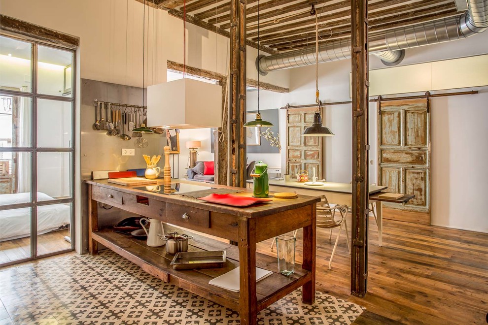 マドリードにある高級な広いインダストリアルスタイルのおしゃれなキッチン (中間色木目調キャビネット、木材カウンター、グレーのキッチンパネル、セラミックタイルの床) の写真