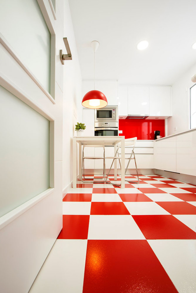Ejemplo de cocina ecléctica de tamaño medio sin isla con armarios con paneles lisos, puertas de armario blancas y salpicadero rojo