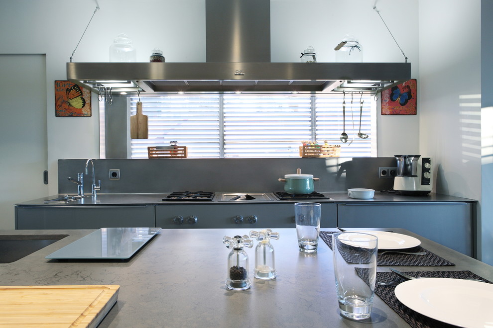 Offene, Einzeilige, Mittelgroße Moderne Küche mit Kücheninsel in Barcelona