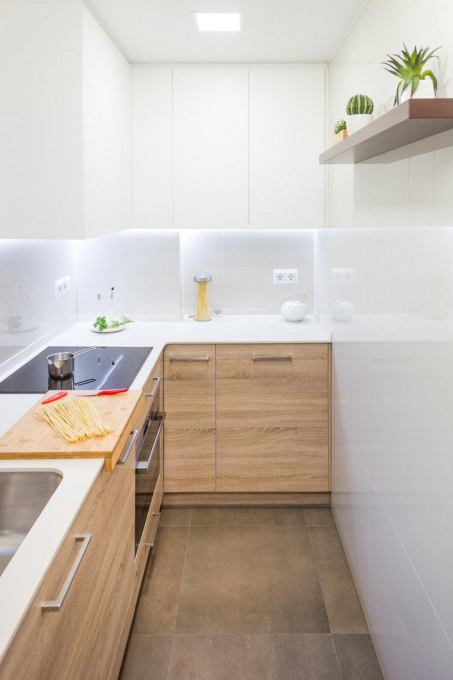 Geschlossene, Kleine Skandinavische Schmale Küche ohne Insel in L-Form mit flächenbündigen Schrankfronten, hellbraunen Holzschränken und Küchenrückwand in Weiß in Barcelona