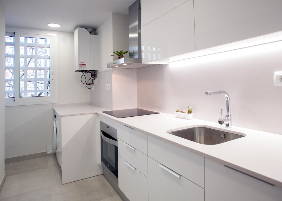 Inspiration för avskilda, mellanstora moderna linjära kök, med en enkel diskho, vita skåp, vitt stänkskydd, rostfria vitvaror och grått golv