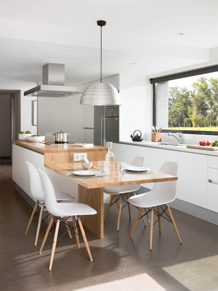 Пример оригинального дизайна: кухня среднего размера в скандинавском стиле с обеденным столом и бетонным полом