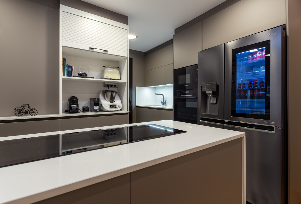 Esempio di una cucina minimal di medie dimensioni con ante lisce, elettrodomestici neri, pavimento in gres porcellanato, penisola, pavimento multicolore e top beige
