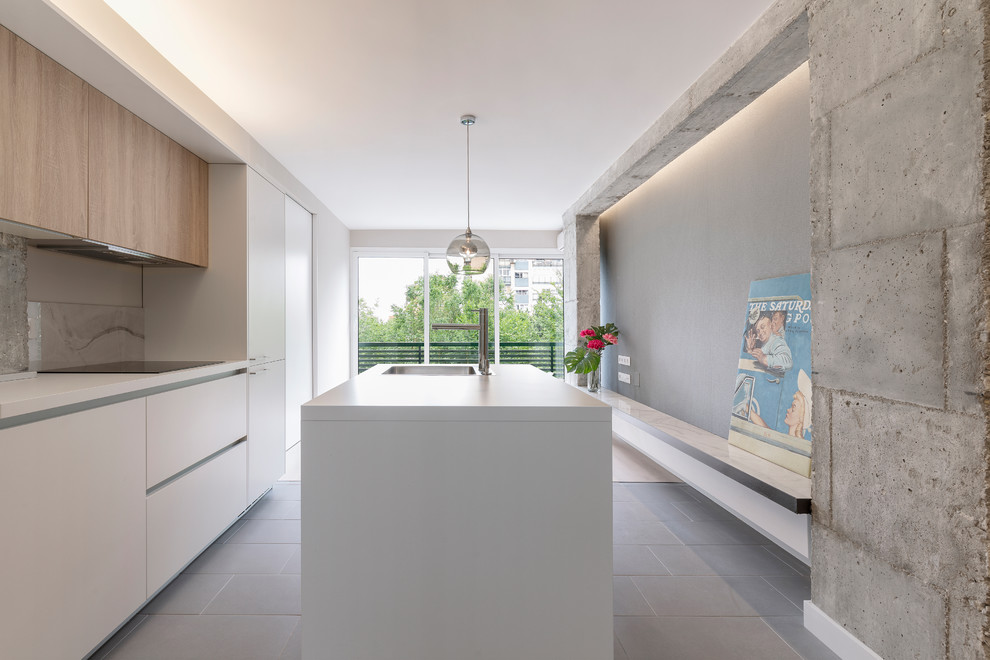 Immagine di una cucina design con lavello da incasso, ante lisce, ante bianche, paraspruzzi grigio, elettrodomestici da incasso, pavimento grigio e top bianco
