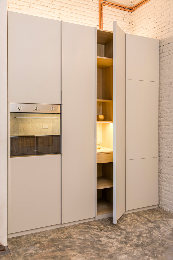 Foto de cocina urbana con armarios con paneles lisos