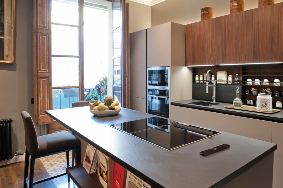 Immagine di una cucina contemporanea di medie dimensioni con ante lisce e ante grigie