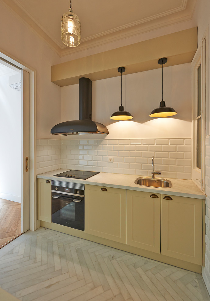 This is an example of a small classic single-wall kitchen in Barcelona with white splashback and metro tiled splashback.