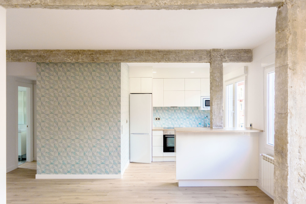 Foto på ett litet minimalistiskt linjärt kök med öppen planlösning, med släta luckor, vita skåp, träbänkskiva, blått stänkskydd, fönster som stänkskydd, rostfria vitvaror, mellanmörkt trägolv och brunt golv