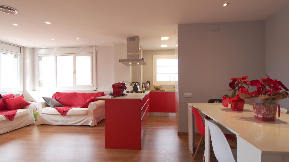 Foto på ett stort funkis kök, med röda skåp, laminatgolv, en dubbel diskho, släta luckor, beige stänkskydd, rostfria vitvaror och brunt golv