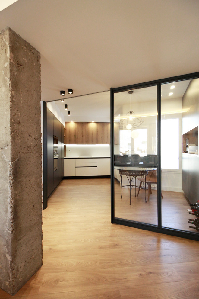 Große Moderne Küche in L-Form mit Elektrogeräten mit Frontblende und Laminat in Sonstige