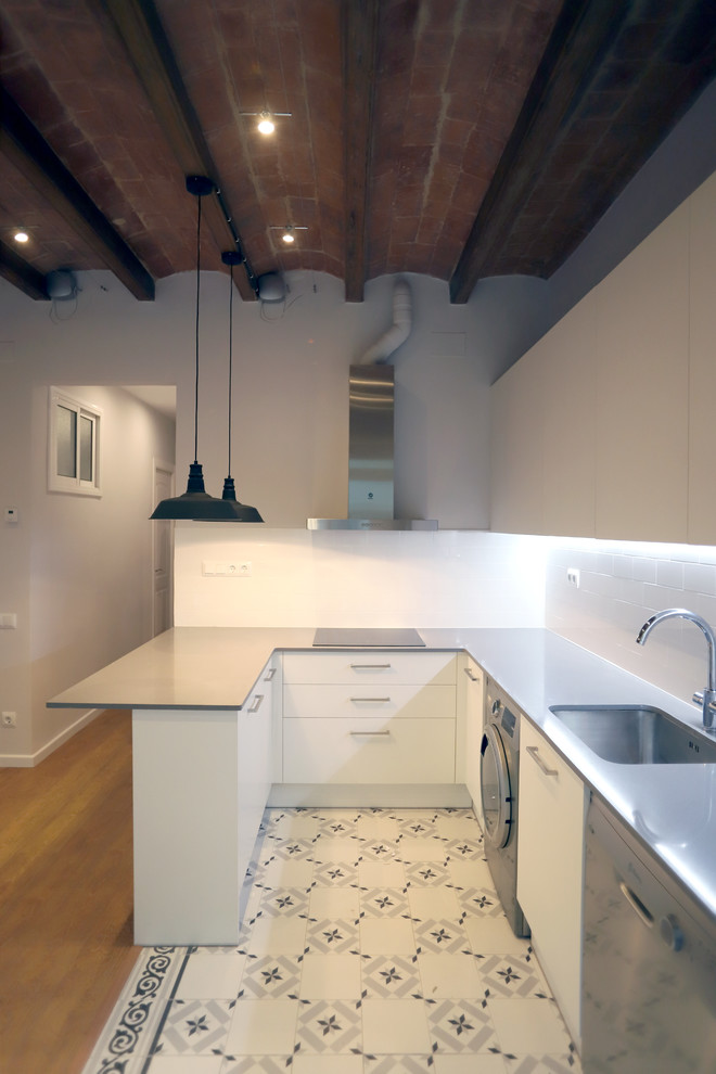Idee per una cucina design di medie dimensioni con lavello a vasca singola, ante bianche, paraspruzzi bianco, paraspruzzi con piastrelle in ceramica, elettrodomestici in acciaio inossidabile e pavimento bianco