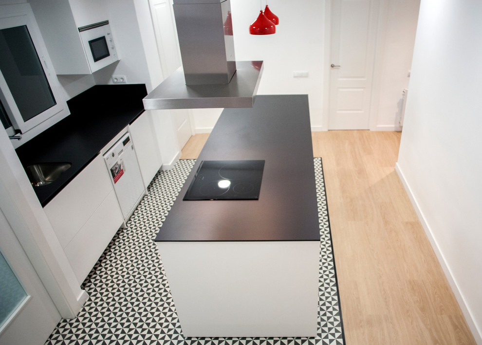 Стильный дизайн: большая параллельная кухня-гостиная в современном стиле с одинарной мойкой, белыми фасадами, черным фартуком, белой техникой, полом из керамической плитки, островом и черным полом - последний тренд