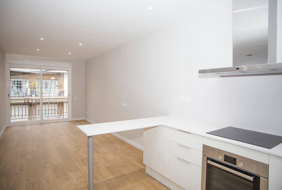 Idee per una cucina design di medie dimensioni con pavimento in legno massello medio