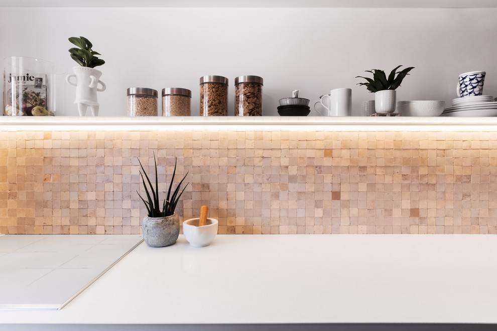 Exempel på ett klassiskt vit linjärt vitt kök med öppen planlösning, med en integrerad diskho, släta luckor, grå skåp, bänkskiva i rostfritt stål, flerfärgad stänkskydd, stänkskydd i cementkakel, integrerade vitvaror, klinkergolv i keramik och grått golv