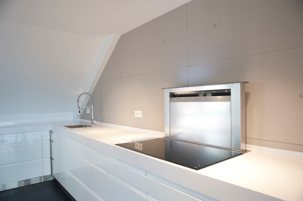 Ejemplo de cocina lineal contemporánea de tamaño medio abierta sin isla con fregadero de un seno, armarios con paneles lisos y puertas de armario blancas