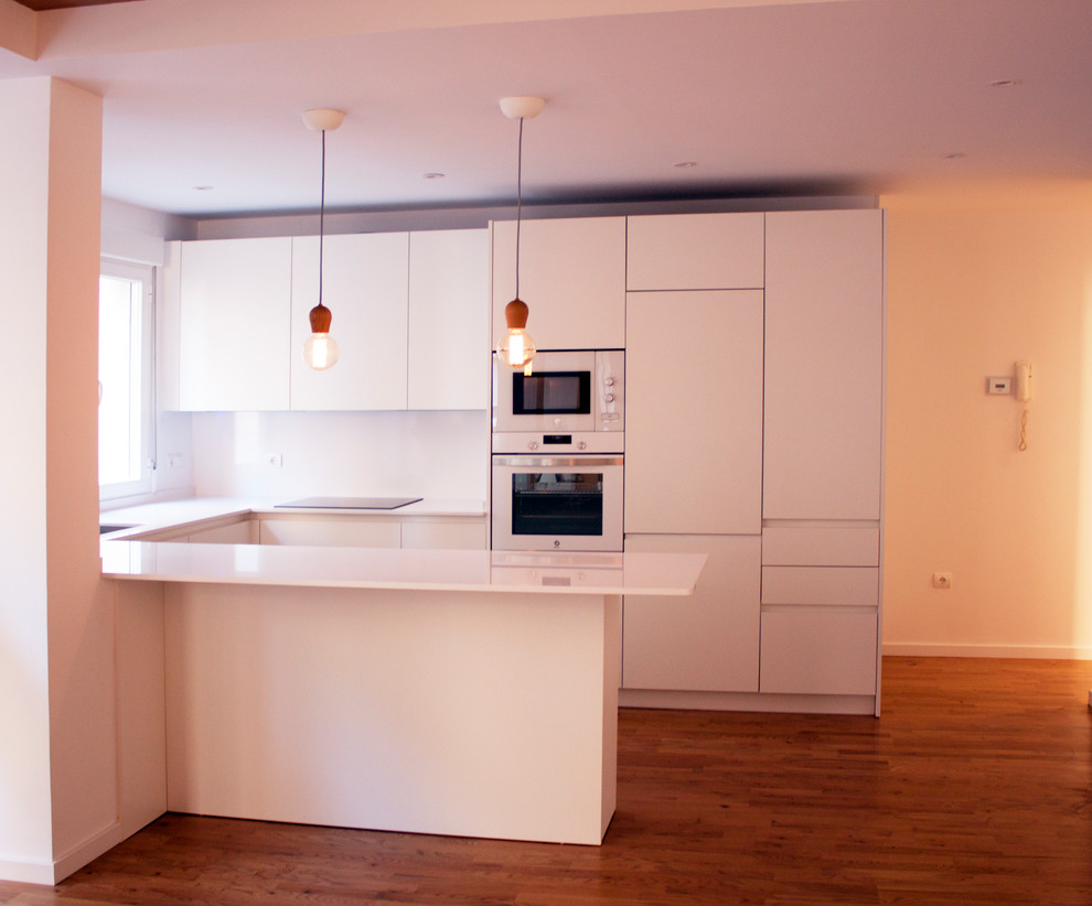 Moderne Küche mit weißen Schränken, Quarzwerkstein-Arbeitsplatte und weißer Arbeitsplatte in Sonstige