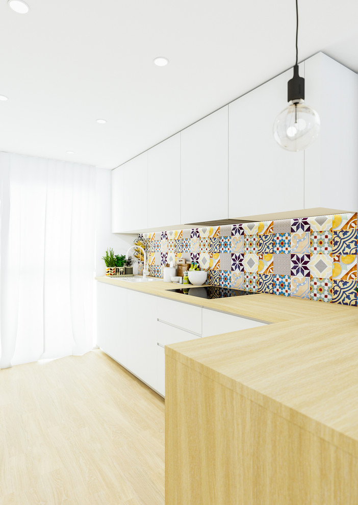 Foto på ett litet skandinaviskt kök, med en enkel diskho, släta luckor, vita skåp, träbänkskiva, flerfärgad stänkskydd, stänkskydd i keramik, vita vitvaror, klinkergolv i porslin, en köksö och brunt golv