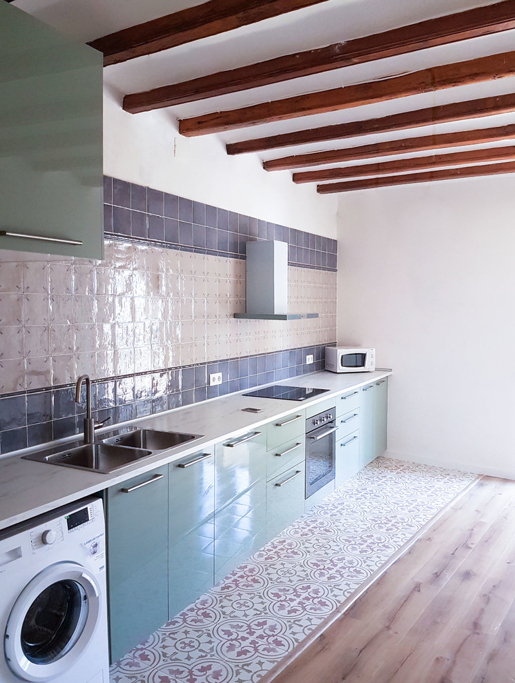 Bild på ett avskilt, mellanstort vintage vit linjärt vitt kök, med en dubbel diskho, släta luckor, turkosa skåp, marmorbänkskiva, vitt stänkskydd, stänkskydd i metallkakel, rostfria vitvaror, ljust trägolv och brunt golv