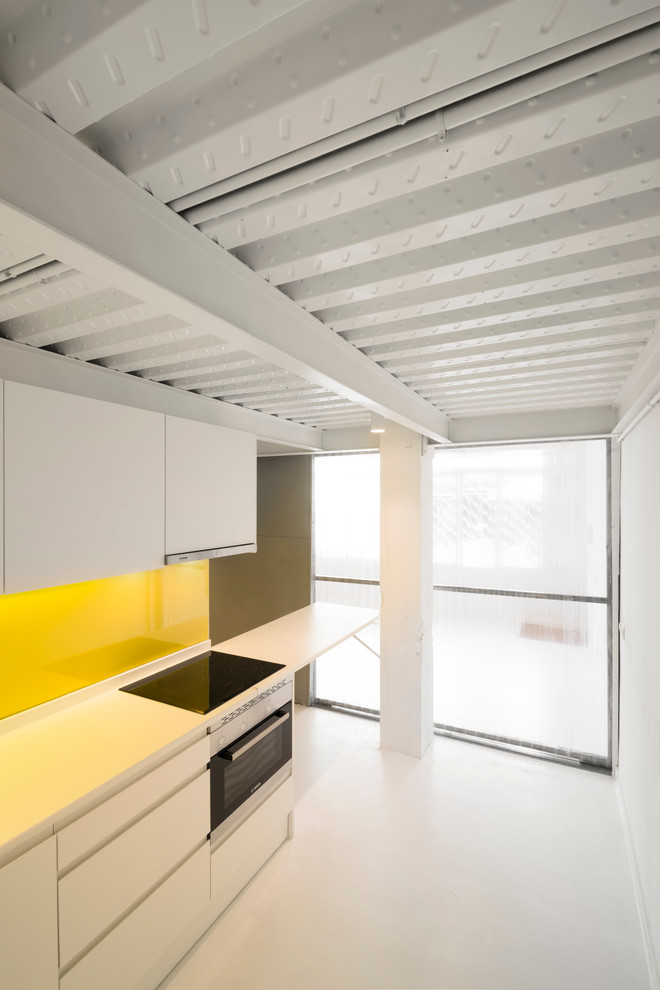 Diseño de cocina lineal urbana de tamaño medio cerrada sin isla con armarios con paneles lisos, puertas de armario blancas, salpicadero amarillo y electrodomésticos blancos