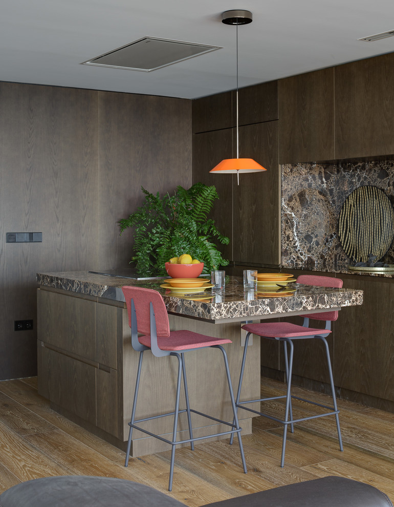 Immagine di una cucina contemporanea con top marrone, ante lisce, ante in legno scuro, paraspruzzi marrone, elettrodomestici da incasso, pavimento in legno massello medio e pavimento marrone