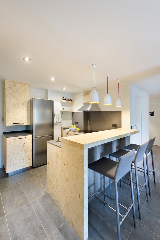 Immagine di una piccola cucina ad ambiente unico contemporanea con lavello integrato, ante in legno chiaro, paraspruzzi in gres porcellanato, elettrodomestici in acciaio inossidabile e top grigio