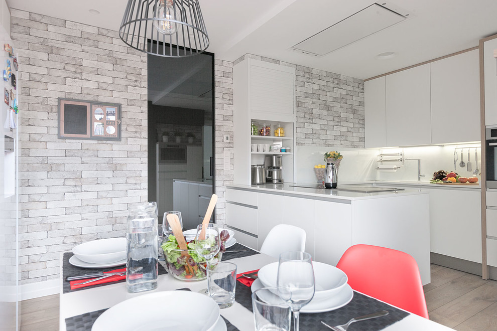 Идея дизайна: п-образная кухня среднего размера в современном стиле с обеденным столом, плоскими фасадами и полуостровом