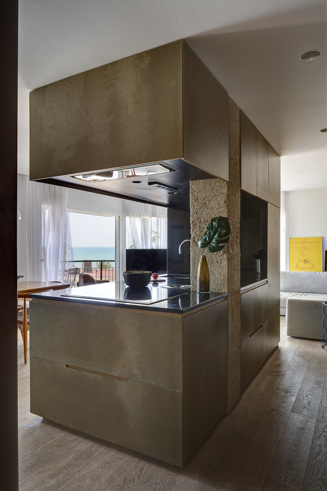 Moderne Küche mit grauen Schränken und schwarzer Arbeitsplatte in Alicante-Costa Blanca
