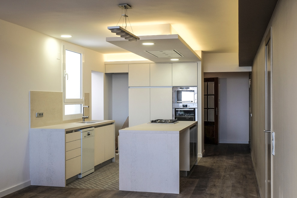 Foto på ett mellanstort funkis kök, med en enkel diskho, släta luckor, vita skåp, rostfria vitvaror, mörkt trägolv och en köksö