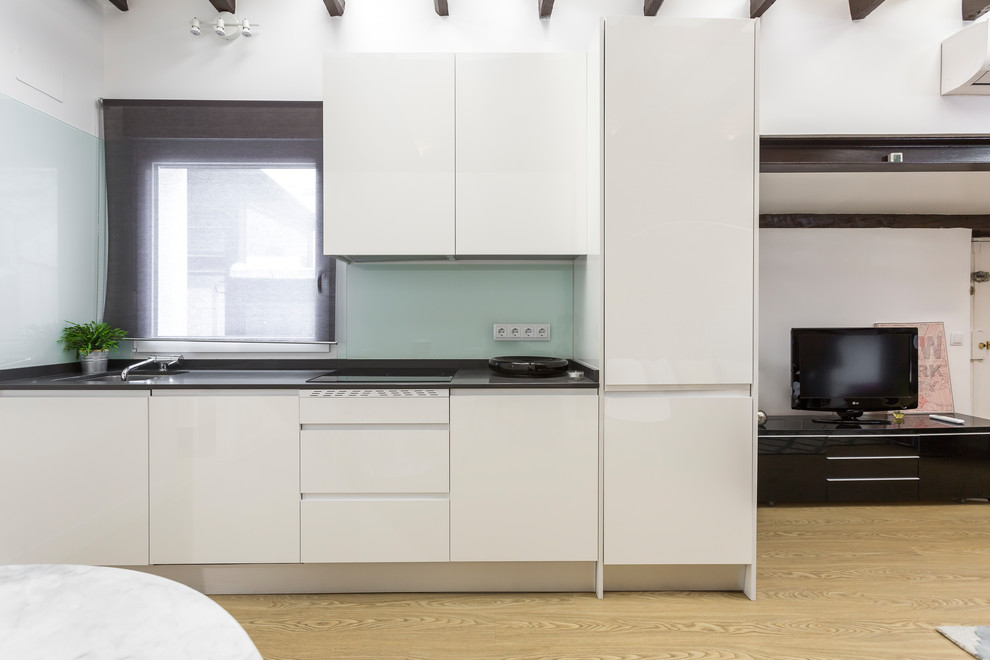 Einzeilige, Mittelgroße Moderne Wohnküche in Madrid