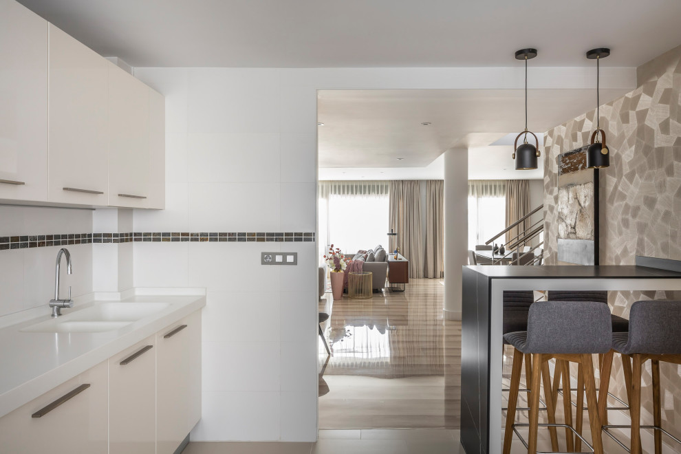Offene, Einzeilige, Große Moderne Küche ohne Insel mit integriertem Waschbecken, Rückwand aus Marmor, beigem Boden und weißer Arbeitsplatte in Alicante-Costa Blanca