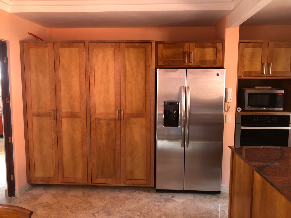 Exempel på ett avskilt, mellanstort modernt röd rött u-kök, med en dubbel diskho, luckor med upphöjd panel, skåp i mellenmörkt trä, marmorbänkskiva, rött stänkskydd, stänkskydd i marmor, rostfria vitvaror, marmorgolv, en köksö och grått golv