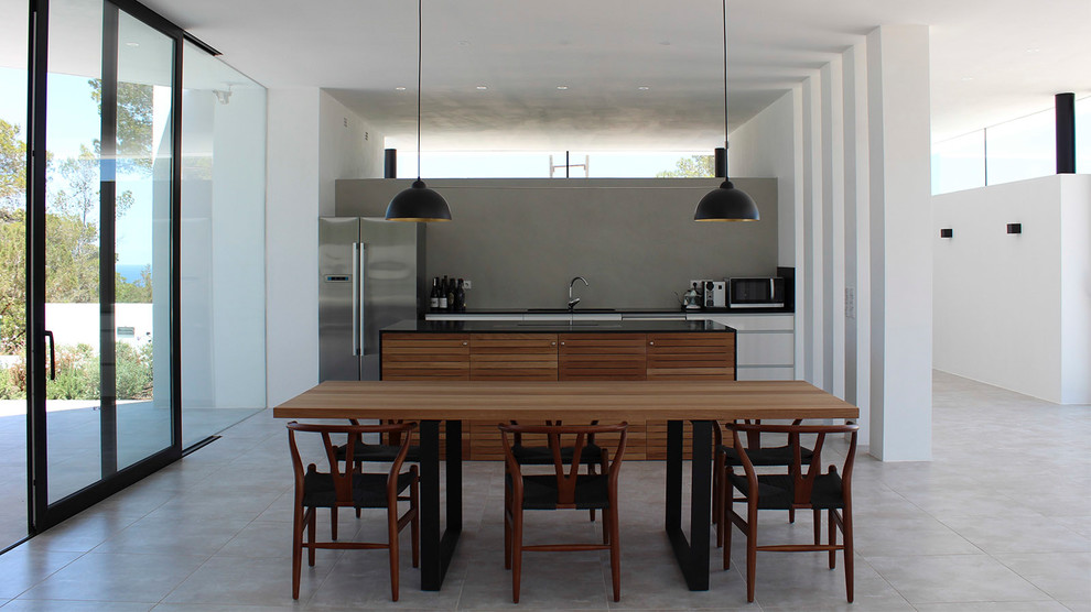 Inspiration för mellanstora moderna linjära svart kök och matrum, med rostfria vitvaror, en köksö, grått golv, släta luckor, vita skåp, grått stänkskydd, en undermonterad diskho och klinkergolv i porslin