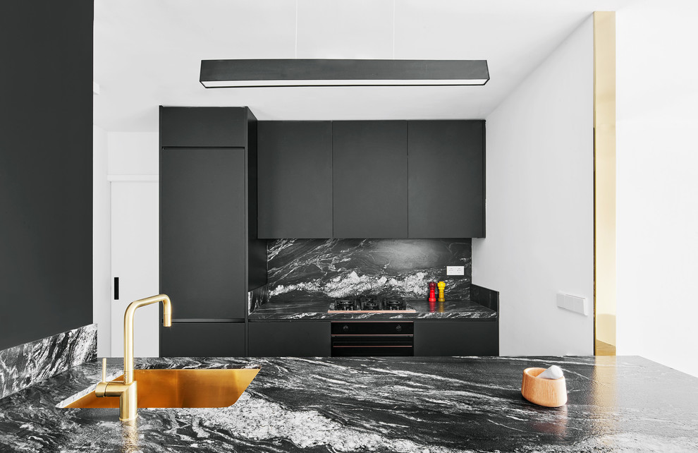 Zweizeilige Moderne Küche mit Unterbauwaschbecken, flächenbündigen Schrankfronten, schwarzen Schränken, Küchenrückwand in Schwarz und schwarzer Arbeitsplatte in Barcelona