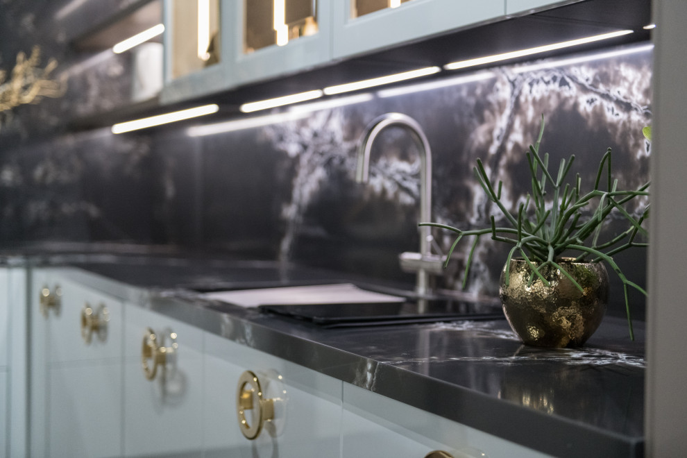 Immagine di una cucina design con pavimento nero e top nero