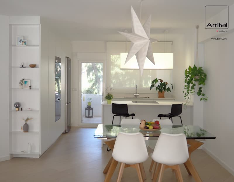 Immagine di una cucina ad ambiente unico design di medie dimensioni con lavello a vasca singola, ante lisce, ante bianche, elettrodomestici neri e penisola
