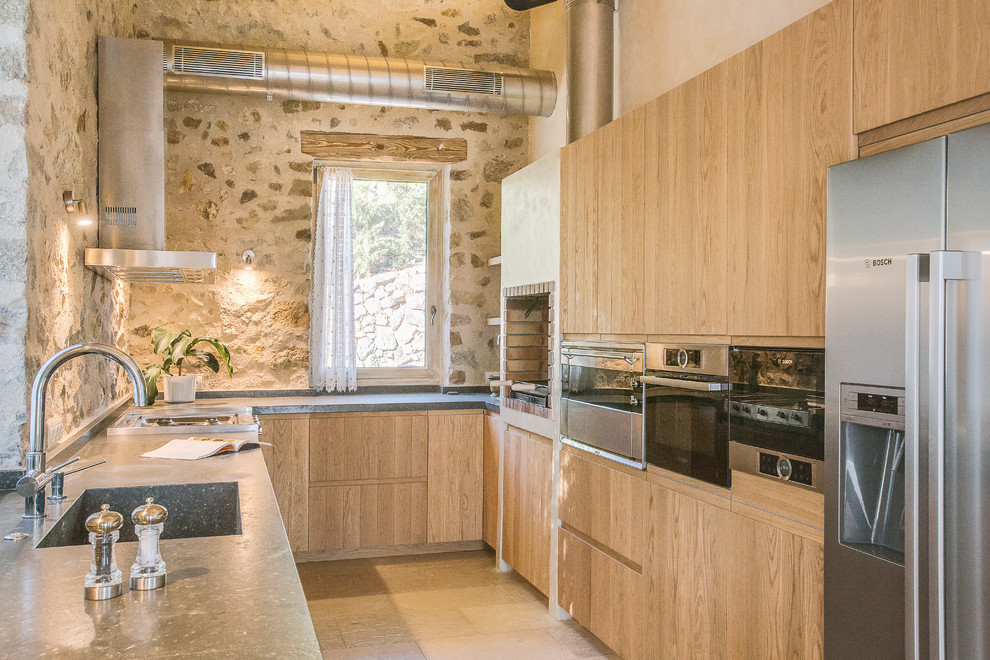 Ejemplo de cocinas en L mediterránea de tamaño medio cerrada sin isla con armarios con paneles lisos y puertas de armario de madera oscura