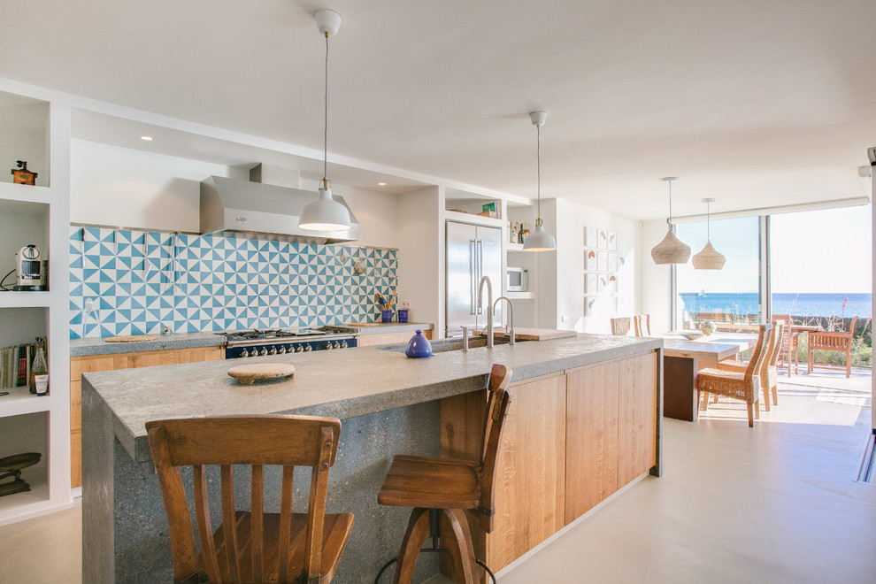 Idée de décoration pour une cuisine américaine parallèle marine en bois brun avec un placard à porte plane, un plan de travail en béton, une crédence multicolore, un électroménager en acier inoxydable, sol en béton ciré, îlot et un sol gris.