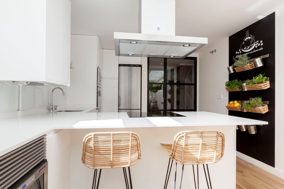 Mittelgroße Moderne Wohnküche in L-Form mit flächenbündigen Schrankfronten, weißen Schränken und Halbinsel in Madrid
