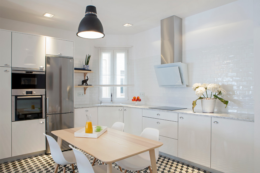 Esempio di una cucina scandinava di medie dimensioni con ante lisce, ante bianche, paraspruzzi bianco, pavimento con piastrelle in ceramica e nessuna isola